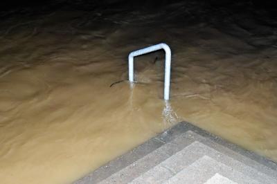 Plochingen: Feuerwehr macht wegen Hochwassergefahr die Schotten am Neckar dicht